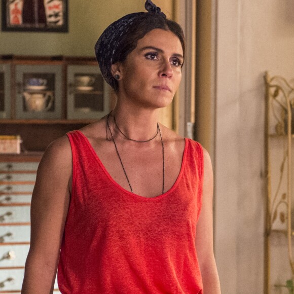 Luzia (Giovanna Antonelli) é flagrada por Beto Falcão (Emílio Dantas) e Ionan (Armando Babaioff) com faca junto do corpo de Remy (Vladimir Brichta) na novela 'Segundo Sol'