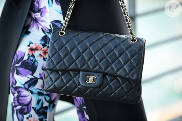 A bolsa de matelassê -- outro clássico Chanel -- foi inspirada nos móveis da estilista 