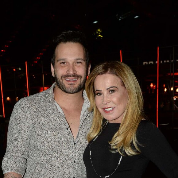 Zilu Camargo e Marco Ruggiero estão hospedados em um resort da região