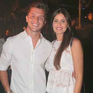 Camila Queiroz vai exibir terço de pérolas confeccionado à mão pela designer de joias Lydia Dana