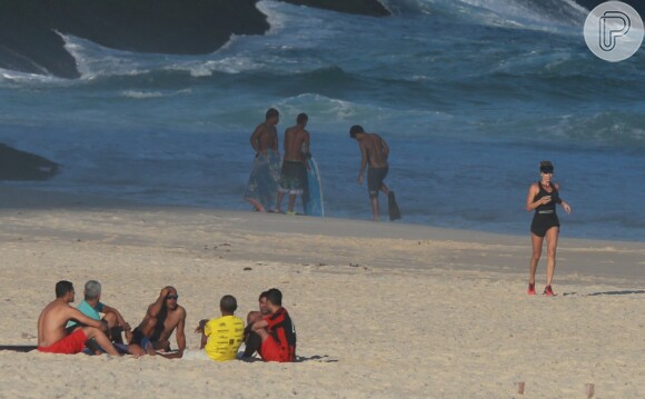 Grazi Massafera correu na Praia de São Conrado, na Zona Sul do Rio