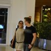 Michel Teló e Thais Fersoza passeiam em shopping carioca e trocam beijos no local (4 de agosto de 2014)