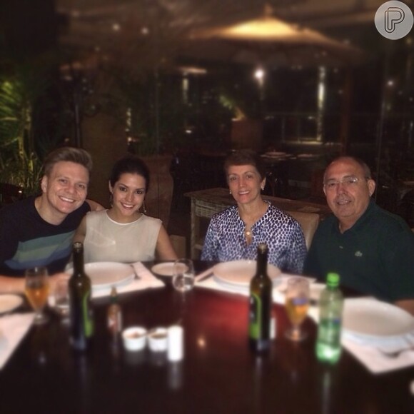 Michel Teló janta com os pais de Thais Fersoza, no Rio de Janeiro