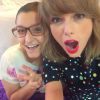Taylor Swift visita a blogueira brasileira Karina Xavier no Boston Children's Hospital, em Boston, nos EUA (4 de agosto de 2014)