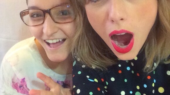 Taylor Swift visita blogueira brasileira com câncer em hospital dos EUA