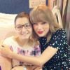 A blogueira Karina Xavier recebe o carinho de Taylor Swift