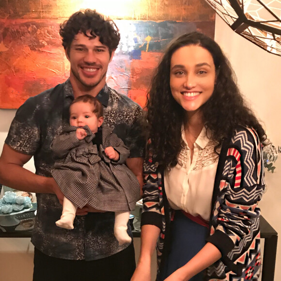'Sempre opto por um tecido leve, que ela respire bem, porque o Rio de Janeiro é quente. Algo que a deixe bem confortável e protegida também', acrescentou Débora Nascimento