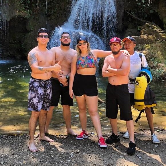 De top, Marília Mendonça curte folga em cachoeira com amigos nesta quinta-feira, dia 23 de agosto de 2018