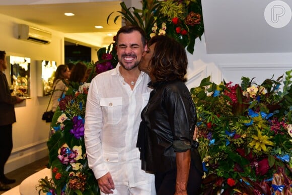 Gloria Maria beija o amigo e estilista brasileiro Sandro Barros