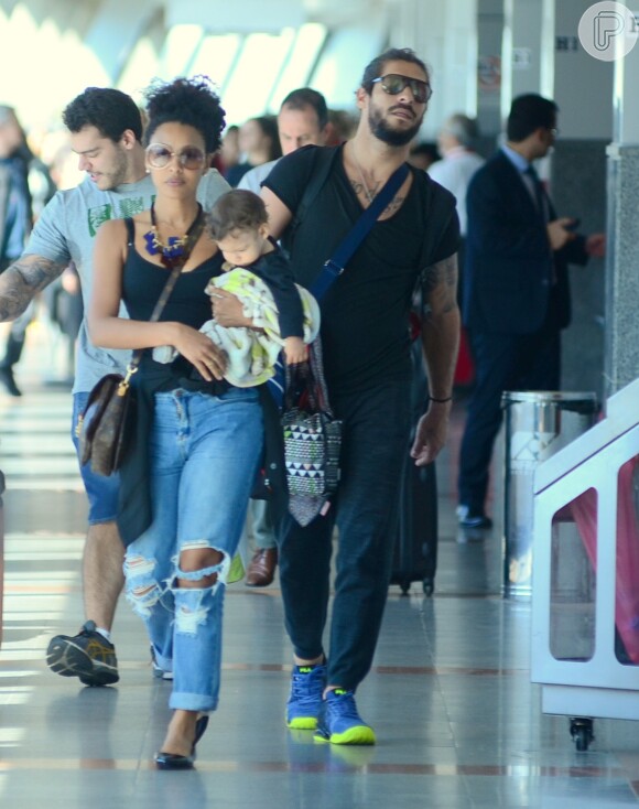 Sheron Menezzes foi clicada com a família em aeroporto baiano nesta sexta-feira, 24 de agosto de 2018