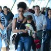 Acompanhada do marido, Sheron Menezzes carregou o filho no colo enquanto caminhava em aeroporto