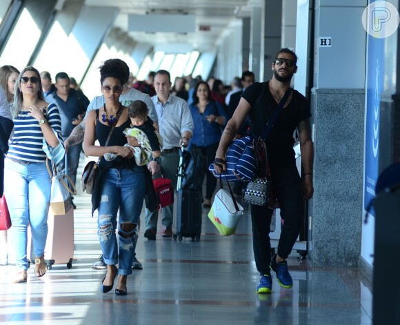Acompanhada do marido, Sheron Menezzes carregou o filho no colo enquanto caminhava em aeroporto