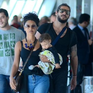 Sheron Menezzes foi fotografada com o filho e o marido em aeroporto baiano nesta sexta-feira, 24 de agosto de 2018