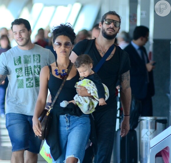 Sheron Menezzes foi fotografada com o filho e o marido em aeroporto baiano nesta sexta-feira, 24 de agosto de 2018