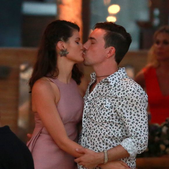 Isabeli Fontana usa vestido rosê Versace em casamento de Camila Queiroz e Klebber Toledo