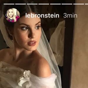 Camila Queiroz usa vestido assinado por Lethicia Bronstein