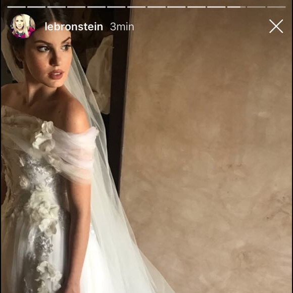Camila Queiroz usa vestido assinado por Lethicia Bronstein