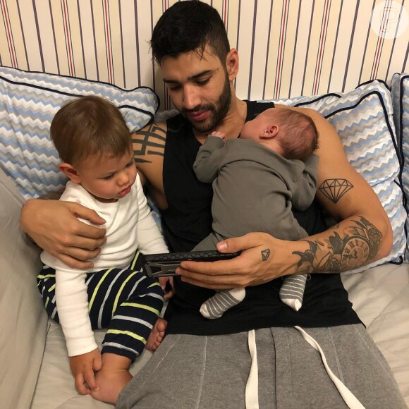 Gusttavo Lima posa com os dois filhos, Gabriel e Samuel