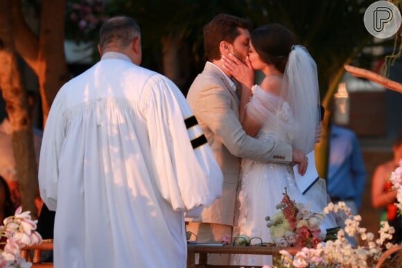 Camila Queiroz e Klebber Toledo se casaram no civil, em junho, em Ribeirão Preto