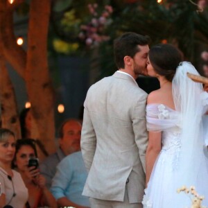 Camila Queiroz e Klebber Toledo passaram a noivo no hotel Essenza
