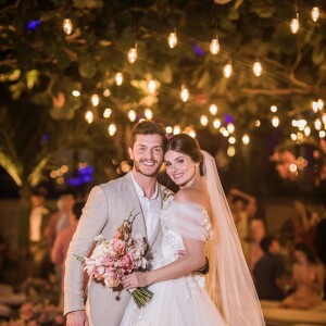 Camila Queiroz e Klebber Toledo se casaram no luxuoso hotel Essenza, em Jericoacoara, no Ceará