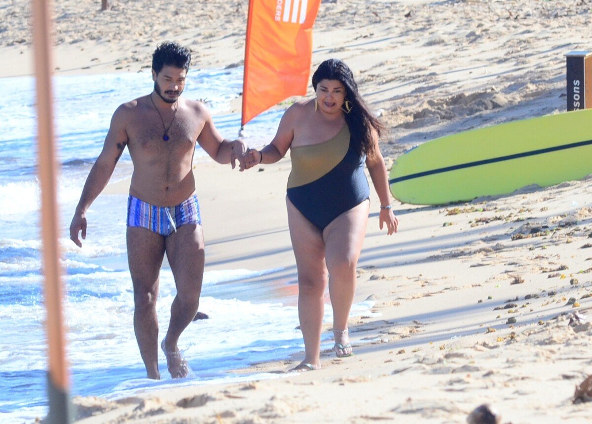 Foto: Fabiana Karla apostou em maxibrincos em passeio com namorado -  Purepeople