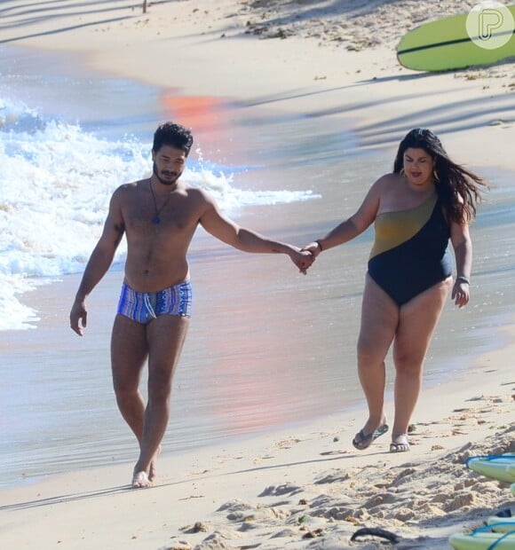 Fabiana Karla faz passeio romântico com o namorado, Diogo Mello, na praia do Forte, na Bahia, neste domingo, 26 de agosto de 2018