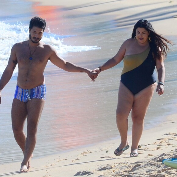 Fabiana Karla faz passeio romântico com o namorado, Diogo Mello, na praia do Forte, na Bahia, neste domingo, 26 de agosto de 2018