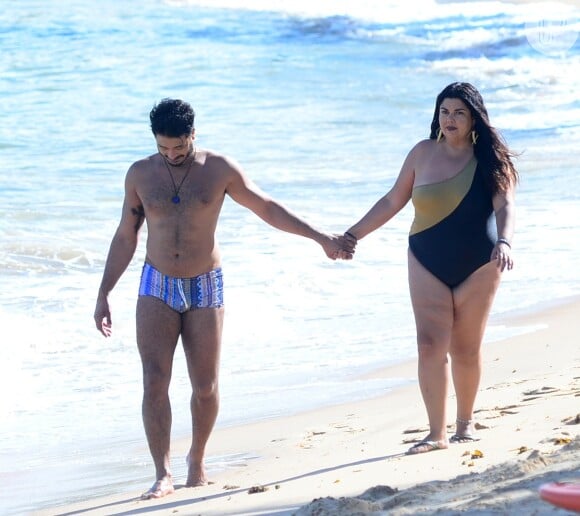 Fabiana Karla aposta em maiô de um ombro só para caminhar com namorado na praia