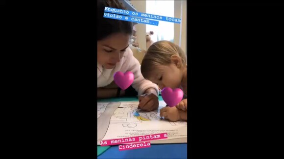 Thais Fersoza pintou o desenho da Cinderela com a filha, Melinda, nesta segunda-feira, 27 de agosto de 2018