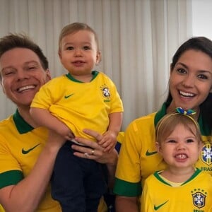 Thais Fersoza e Michel Teló compartilham a atenção com os filhos, Melinda e Teodoro, ao mesmo tempo