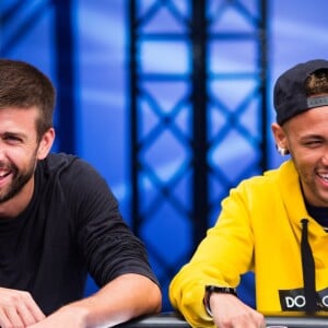 Neymar brinca com Piqué em campeonato de poker em Barcelona nesta segunda-feira, dia 27 de agosto de 2018