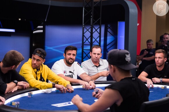 Neymar dividiu mesa com André Akkari e Piqué em torneio de pôquer