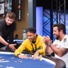 Neymar joga pôquer com Piqué e André Akkari em Barcelona