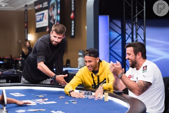 Neymar joga pôquer com Piqué e André Akkari em Barcelona
