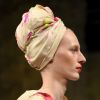 Acessórios de cabeça: delicado, o turbante da Missoni combina com o look