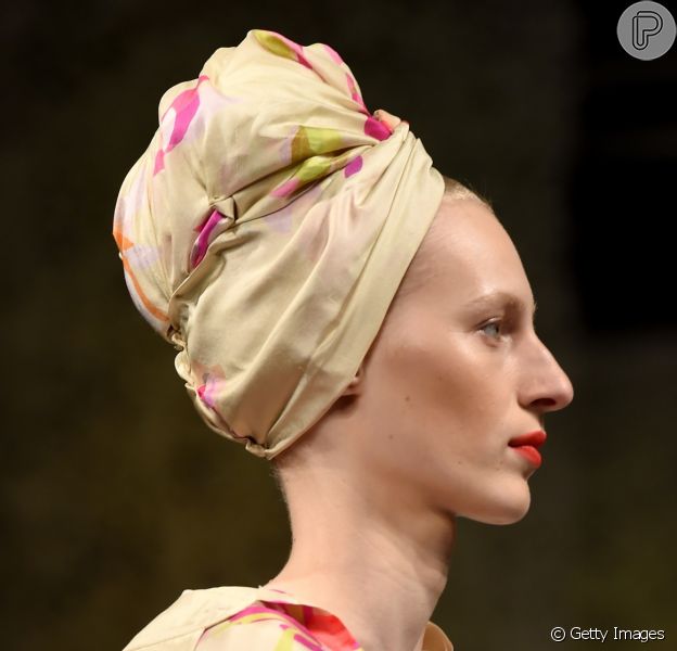 Acessórios de cabeça: delicado, o turbante da Missoni combina com o look