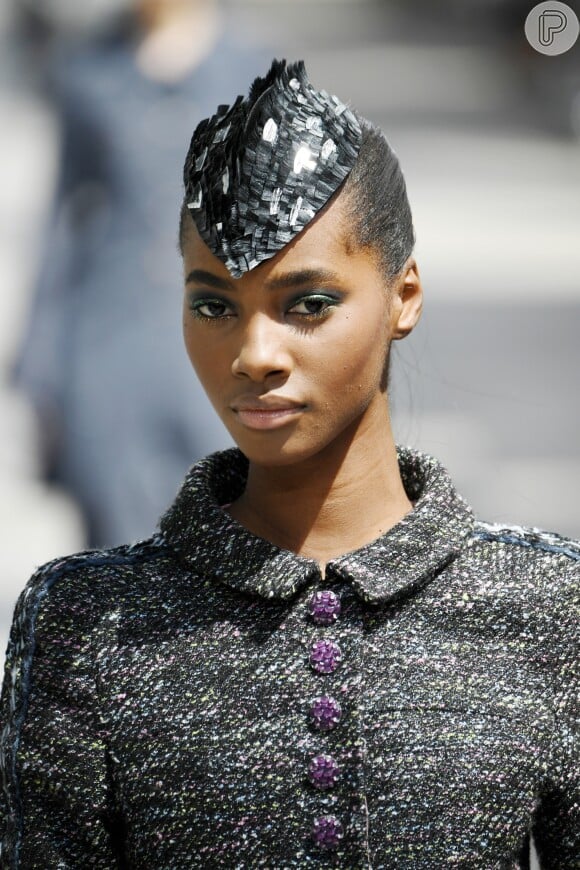 Acessórios de cabeça: já a Chanel, no desfile de alta-costura inverno 2019, exibiu um acessório de cabeça engraçadinho