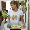 Grazi Massafera serviu refeição durante ação do Dia do Voluntariado, no Recife