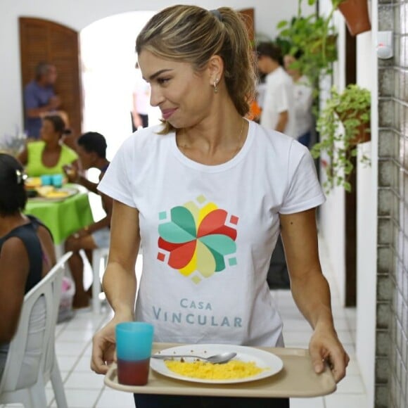 Grazi Massafera serviu refeição durante ação do Dia do Voluntariado, no Recife