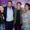 Larissa Manoela e o namorado, Leo Cidade tietaram Marcelo Serrado e Fabiana Karla, protagonistas do filme 'Crô em Família'