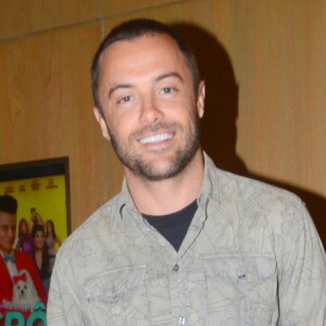 Kayky Brito exibiu o visual com cabelo raspado na pré-estreia do filme 'Crô em Família'