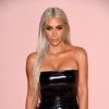 Kim Kardashian usou esta semana um colar que parece ter sido implantado sob a pele e ainda brilha no ritmo dos batimentos cardíacos da socialite