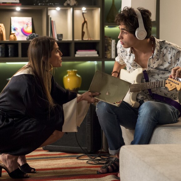 Valentim (Danilo Mesquita) diz a Beto Falcão (Emilio Dantas) que Karola (Deborah Secco) era funcionária de Laureta (Adriana Esteves), na novela 'Segundo Sol'