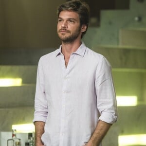 Beto Falcão (Emilio Dantas) consegue convencer o filho, Valentim (Danilo Mesquita), a revelar o segredo de Karola (Deborah Secco) na novela 'Segundo Sol'