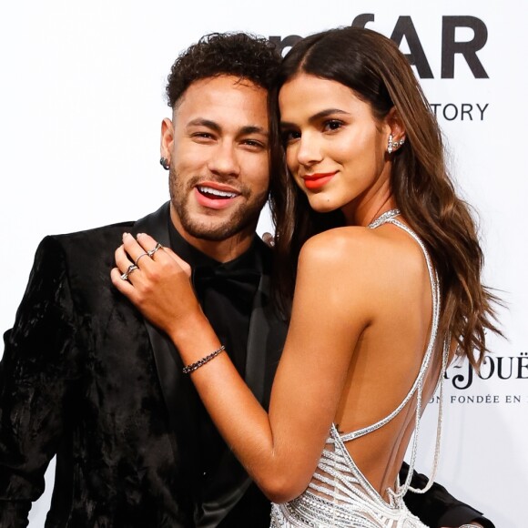 Bruna Marquezine respondeu à declaração do namorado, Neymar, nos comentários: 'Te amo mais do que amo a torre'