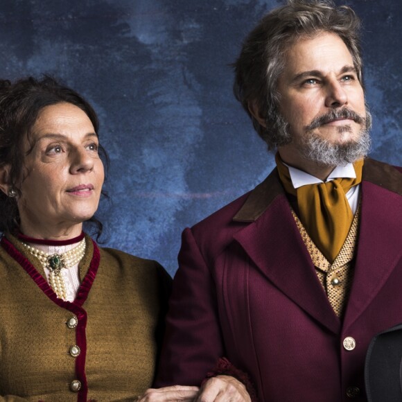 Dom Sabino (Edson Celulari) revela à mulher que Samuca (Nicolas Prattes) ergueu empresa em suas terras nos próximos capítulos da novela 'O Tempo Não Para'