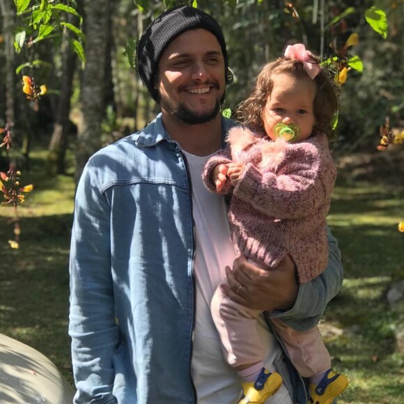 Bruno Gissoni brincou sobre o look da filha, Madalena, ao filmá-la vendo televisão
