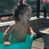 Madalena, de 1 ano e 3 meses, se divertiu em piscina de plástico
