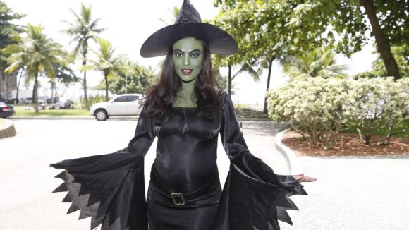 Grávida, Juliana Paes pinta o rosto de verde e se fantasia de bruxa para bloco